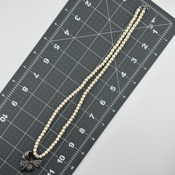 Vintage Avon White Faux Glass Pearls & Silver Tone Bow Necklace 12" L Costume - Picture 7 of 14